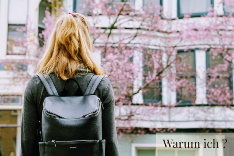 Mädchen mit Rucksack